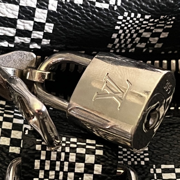 Louis Vuitton Limited Edition x Virgil Abloh Calfskin Distorted Damier keepall - Picture 5 of 12